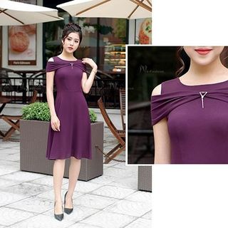 Đầm xòe khoét vai rời
