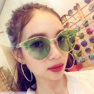 Mắt kính Nói không với hàng