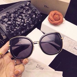 Mắt kính Nói không với hàng
