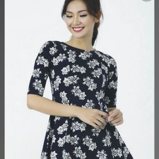 Đầm Hoa Trắng Nền Xanh