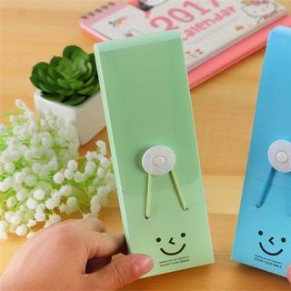 Hộp bút nhựa mặt cười