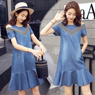 Đầm jean hở vai đuôi cá phối thun sọc
