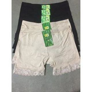 Quần đùi viền ren mặc trong váy