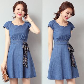 Đầm jean cổ gợn sóng phối dây nơ eo