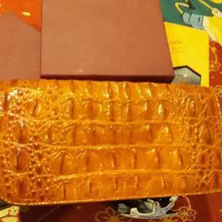 bóp cầm tay cá sấu