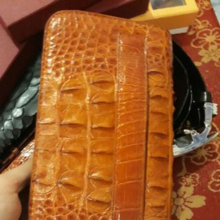 bóp cầm tay cá sấu