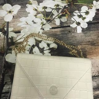 Túi dáng bao thư vân cá sấu trắng