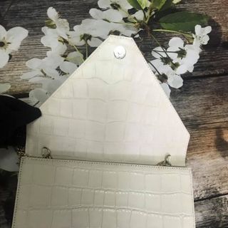 Túi dáng bao thư vân cá sấu trắng
