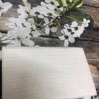 Túi dáng bao thư vân cá sấu trắng