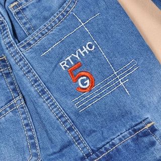 Quần short jeans bé trai ngôi sao