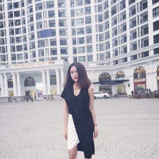 váy đen pha trắng xoắn