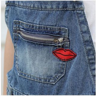 Quần Jean Yếm Short Phối Nút Thêu Logo