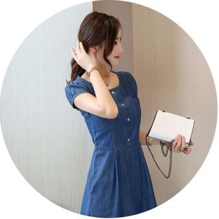 Đầm jean xòe cổ tròn phối nút