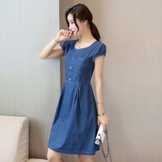 Đầm jean xòe cổ tròn phối nút