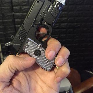 Bật Lửa Súng Pistol Giật Điện Troll Bạn - Có Đèn Pin