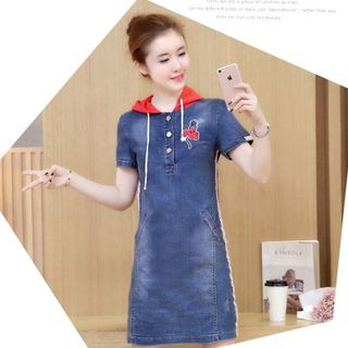 Đầm Jean Body Thêu Hoa Phối Nón Đính nút Cổ V