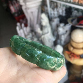 Vòng tay bản to thạch anh dâu tây xanh