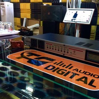 Auto Nguồn AudioKing T1000 Có điều khiển từ xa