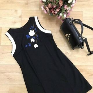 Đầm suông thêu hoa bằng duy băng