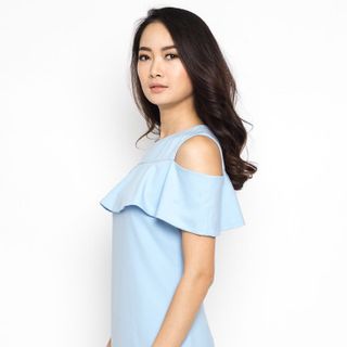 Váy xanh khoét vai