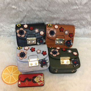 Túi xách Furla hoa nổi xinh lắm