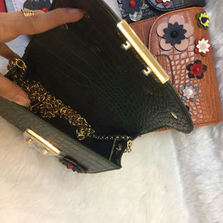 Túi xách Furla hoa nổi xinh lắm