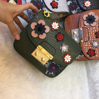 Túi xách Furla hoa nổi xinh lắm
