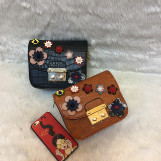 Túi xách Furla hoa nổi xinh lắm