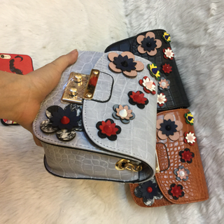 Túi xách Furla hoa nổi xinh lắm