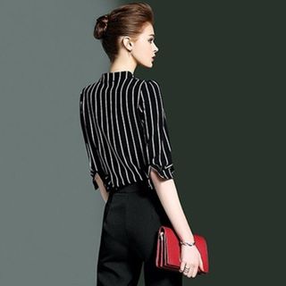 Áo sơ mi sọc cổ V phối túi