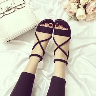 sandal bản ngang dây chéo