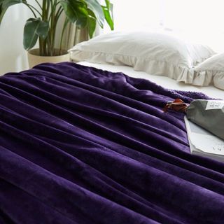 Chăn lông cừu ultimate màu tím đậm