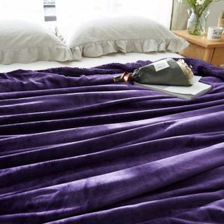 Chăn lông cừu ultimate màu tím đậm