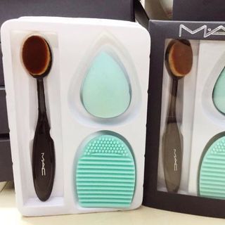 BỘ MẮC GỒM CỌ PHẤNBÔNG TÁN KEM NỀN MÚT RỬA MẶT