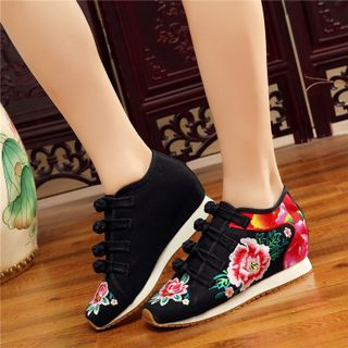 Giày độn thể thao thêu hoa