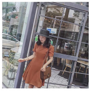 Đầm xuông tay ngắn đơn màu giản dị