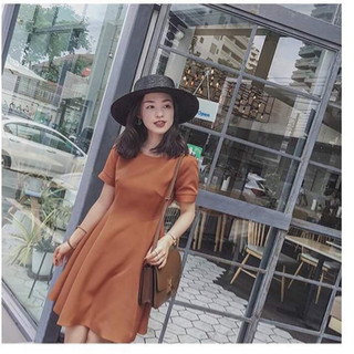 Đầm xuông tay ngắn đơn màu giản dị
