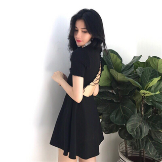 Đầm hở lưng đan dây