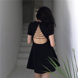 Đầm hở lưng đan dây