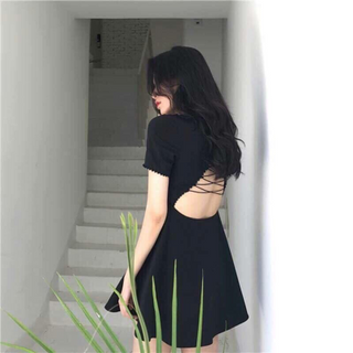 Đầm hở lưng đan dây