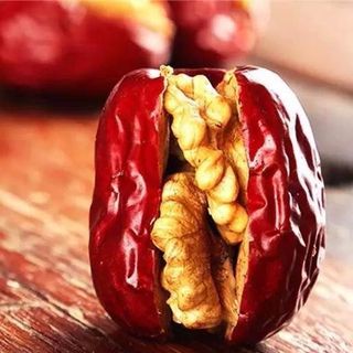 Táo đỏ kẹp óc chó