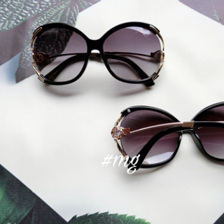 Mắt kính Ch đính hột sang chảnh
