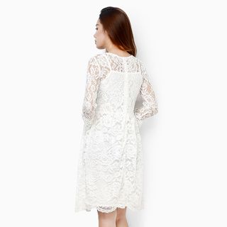 Đầm ren thời trang tay loa màu trắng
