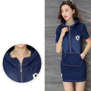 Đầm jean nón thêu 5 phối túi và dây kéo trước