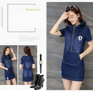Đầm jean nón thêu 5 phối túi và dây kéo trước