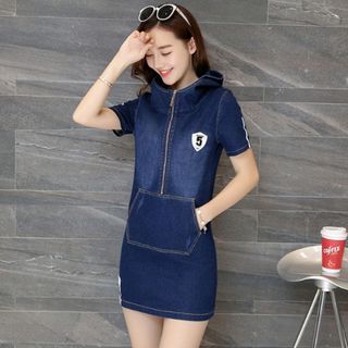 Đầm jean nón thêu 5 phối túi và dây kéo trước