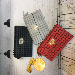 Ví cầm tay Clutch đinh valen