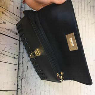 Ví cầm tay Clutch đinh valen