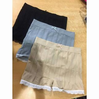 Quần đùi ren mặc trong váy