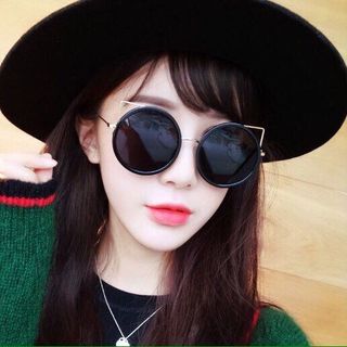 kính mát nữ con mèo
